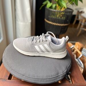 Like New Adidas Cloudfoam Gray Shoe size 7